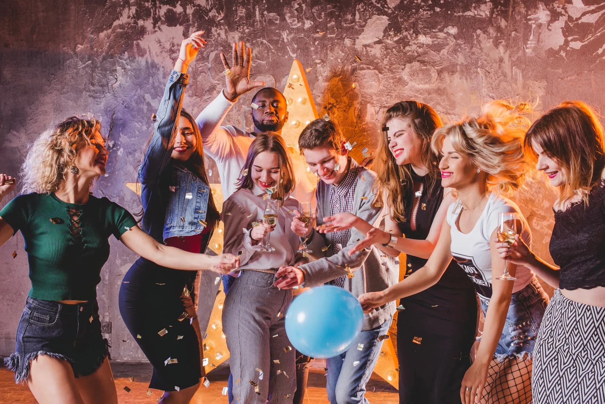 Grand groupe d'amis profitant d'une fête