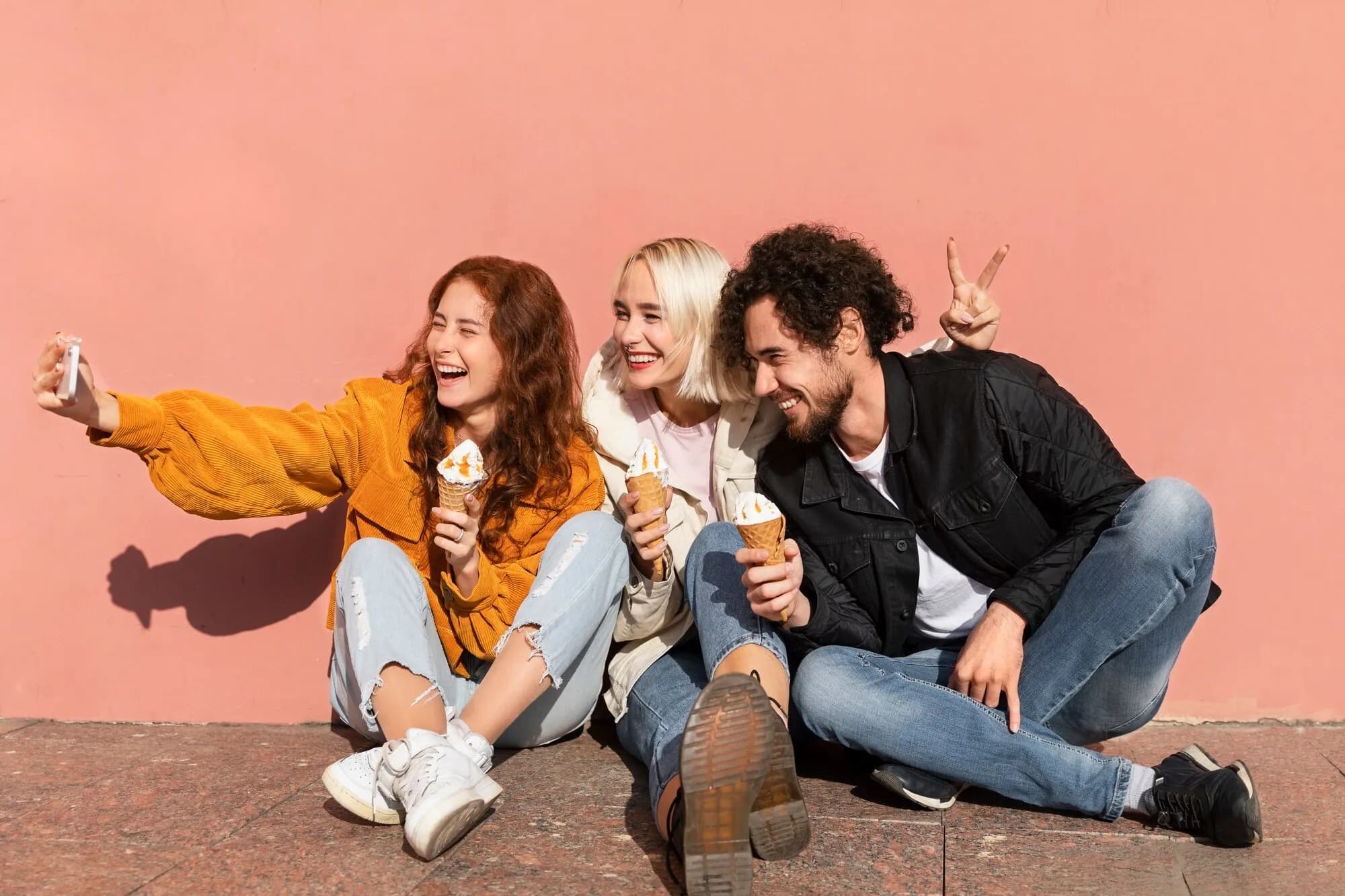 Petit groupe d'amis s'amusant ensemble